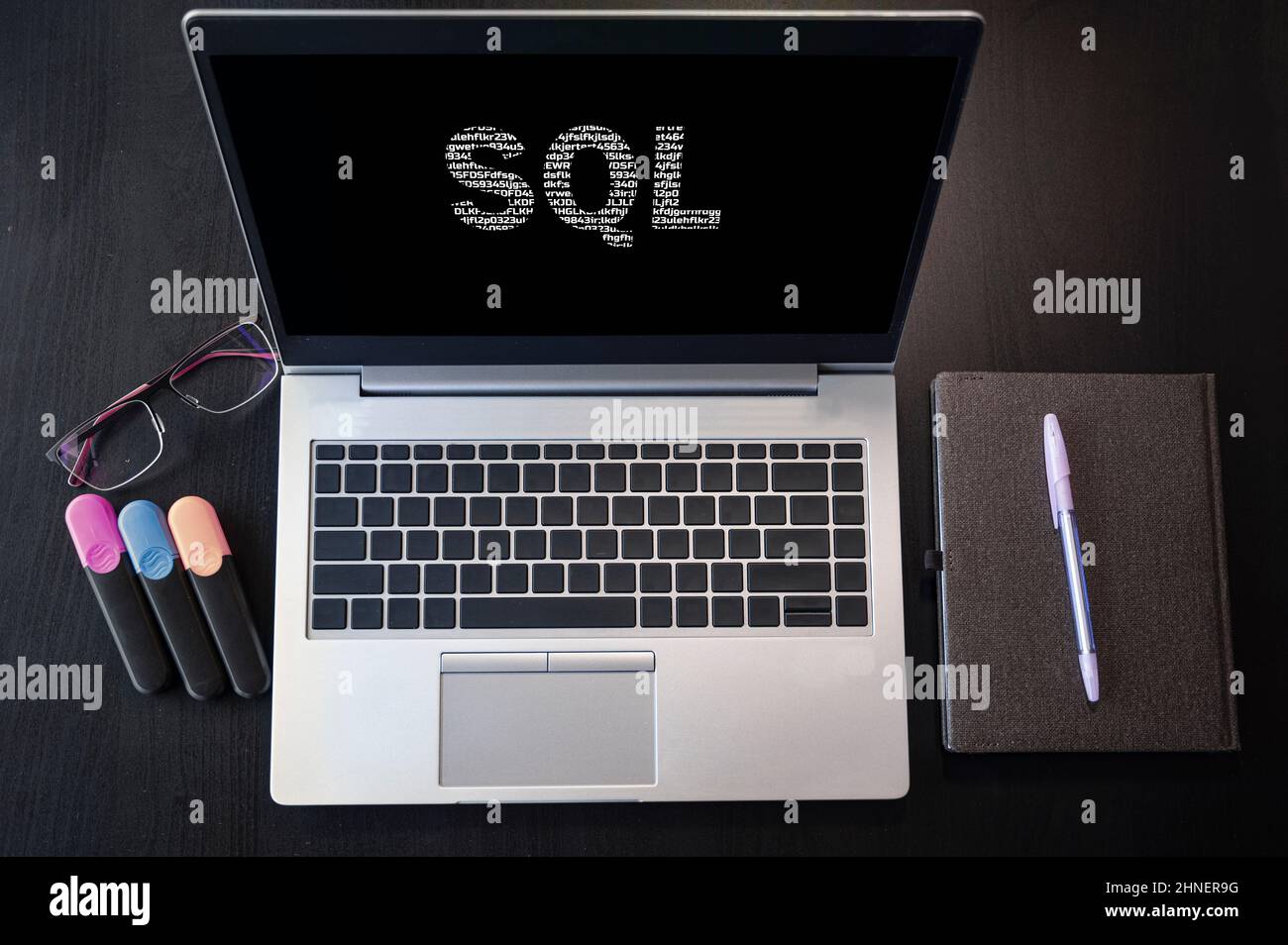 Vue de dessus de l'ordinateur portable avec texte SQL. Inscription SQL sur l'écran et le clavier de l'ordinateur portable. Apprenez le langage SQL, les cours sur ordinateur, la formation. Banque D'Images