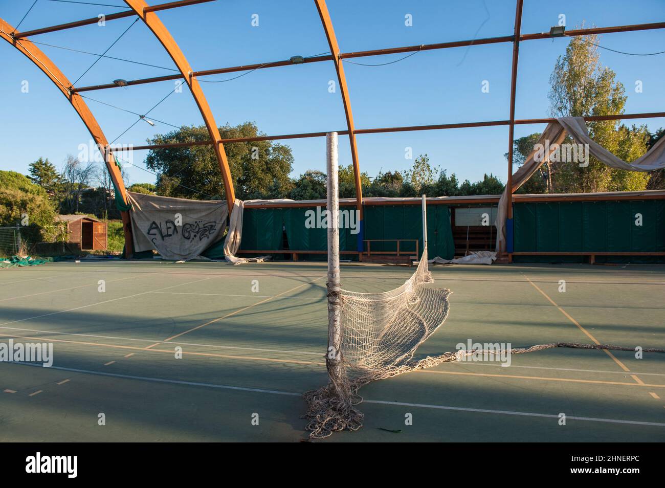 Lido di Ostia, Rome, Italie 24/10/2017: Terrain de volley abandonné. Punto Verde Qualità della Madonnetta. © Andrea Sabbadini Banque D'Images