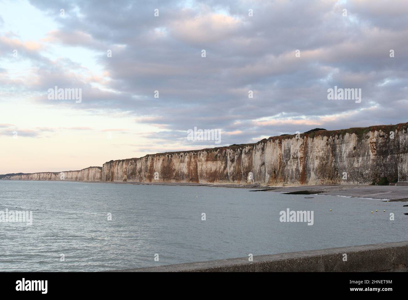 Belle côte française en normandie avec une longue rangée de rochers blancs de la côte albâtre derrière la mer en soirée, en été, près de Dieppe Banque D'Images