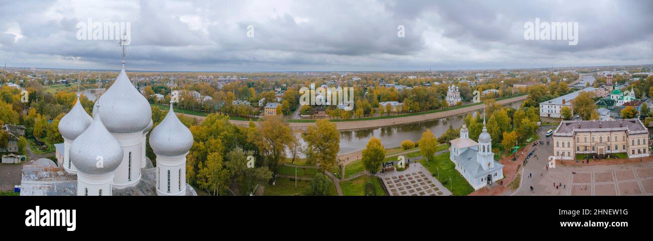 Vue d'automne sur le paysage de Vologda. Vue sur l'architecture orthodoxe de la Russie Banque D'Images