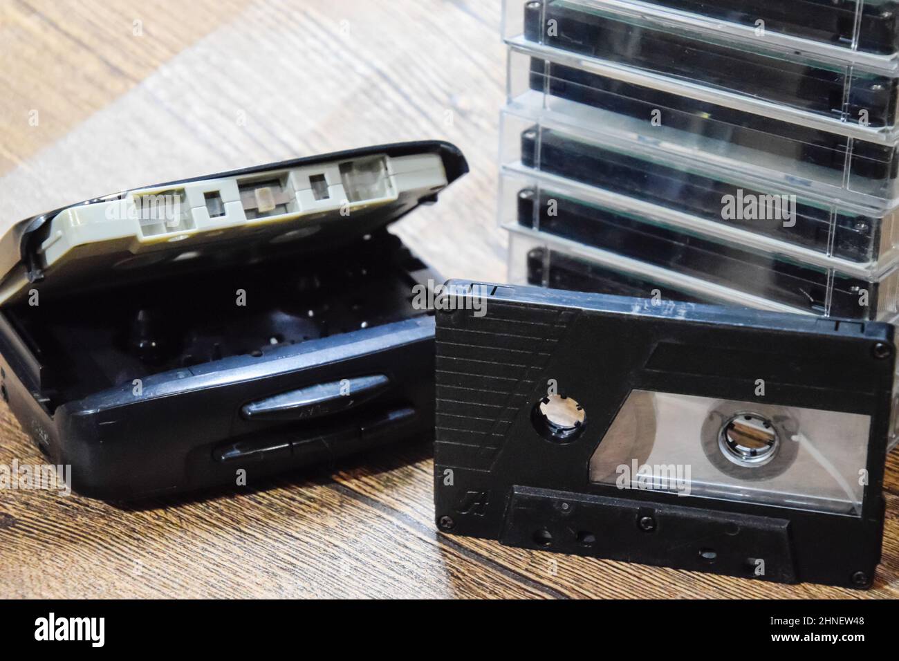 Cassette audio. Support de musique rétro, cassette compacte pour magnétophone. Cassettes audio rétro à côté d'un lecteur portable pour lire les cassettes compactes. Banque D'Images