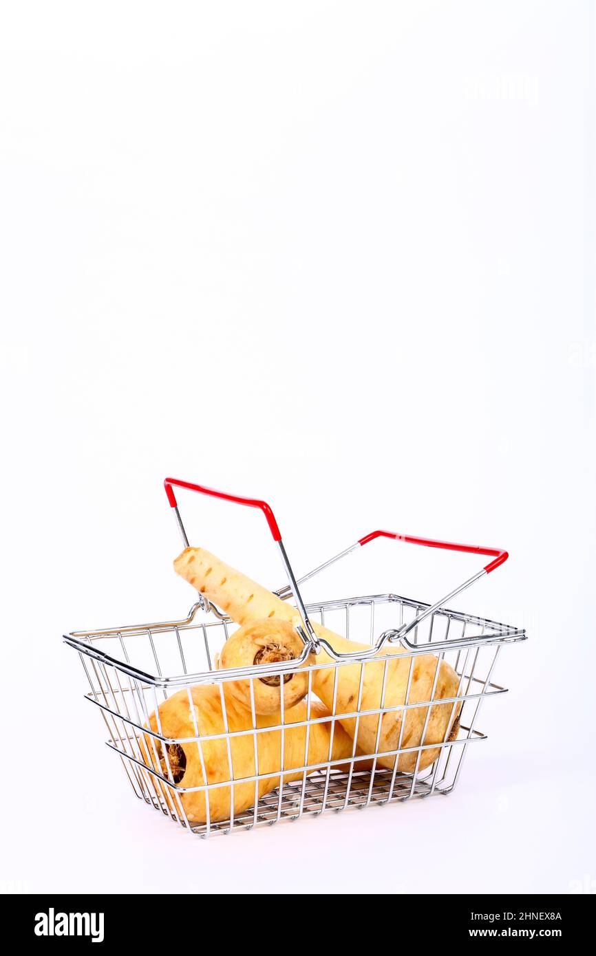 Panier miniature avec trois parsnips saine alimentation / shopping concept avec espace copie Banque D'Images