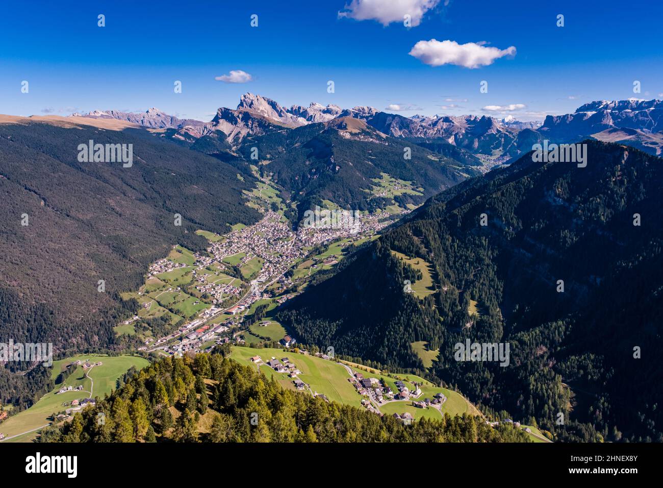 Vue aérienne sur le Val Gardena et la ville d'Ortisei, le groupe Odle et le groupe Sella au loin, vu de Puflatschspitz à Seiser Alm. Banque D'Images
