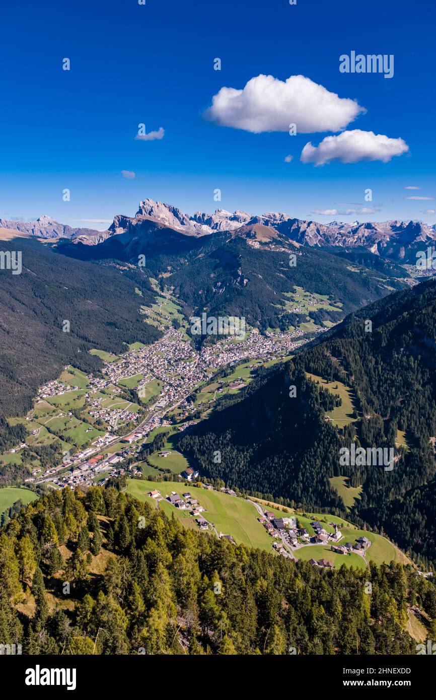 Vue aérienne sur Val Gardena et la ville d'Ortisei, sommets du groupe Odle au loin, vue de Puflatschspitz à Seiser Alm. Banque D'Images