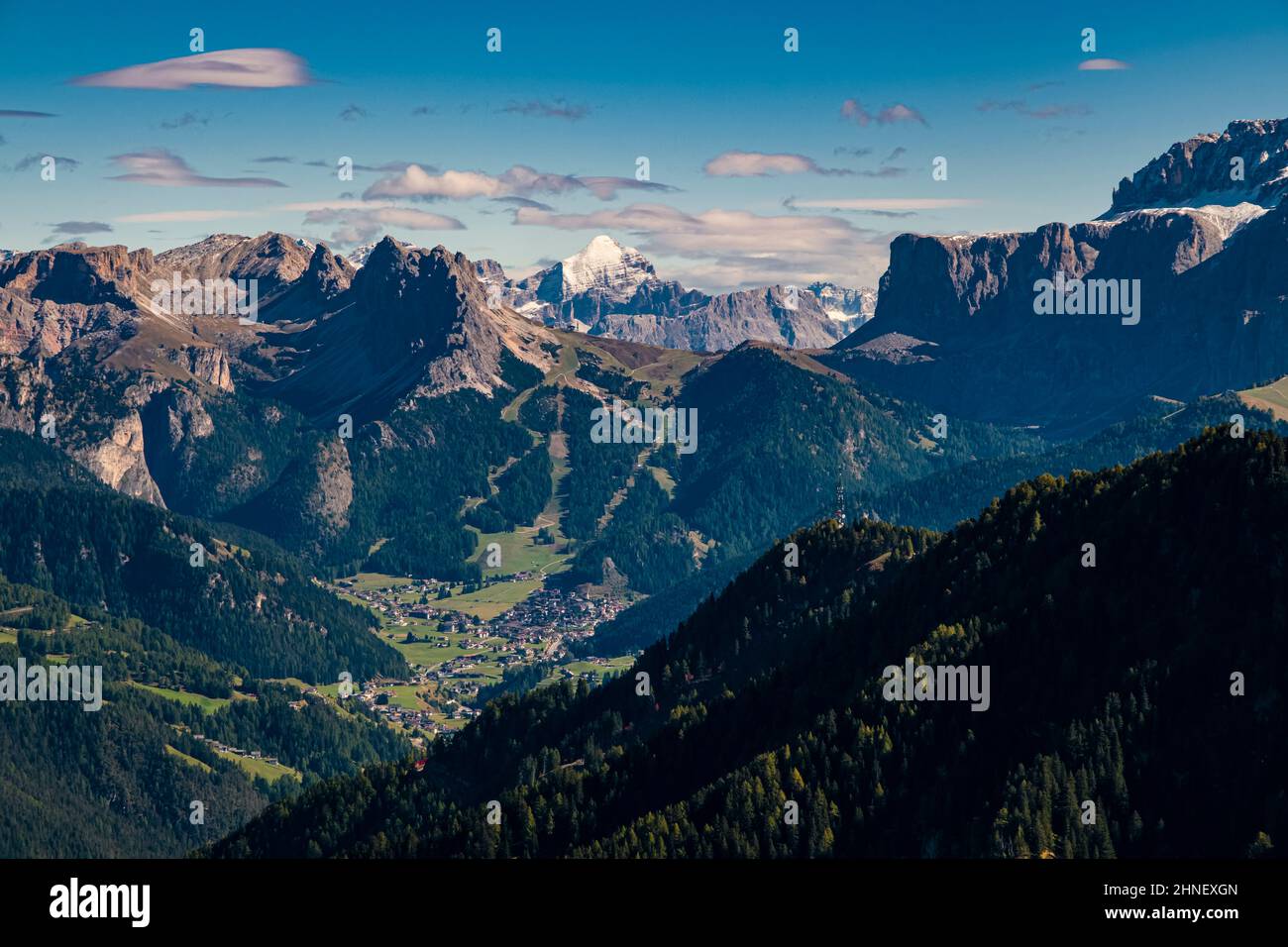 Vue aérienne sur Val Gardena et la ville de Wolkenstein, groupe Sella, col Gardena, groupe Tofane et Puez, vue depuis Puplatschspitz à l'Alm Seiser. Banque D'Images