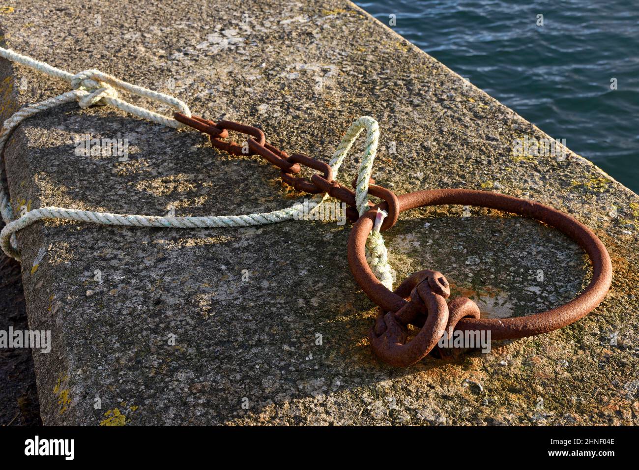 Anneau de mouillage au port de Harrow, près de Scarfskerry, sur la côte nord de Caithness, Écosse, Royaume-Uni Banque D'Images