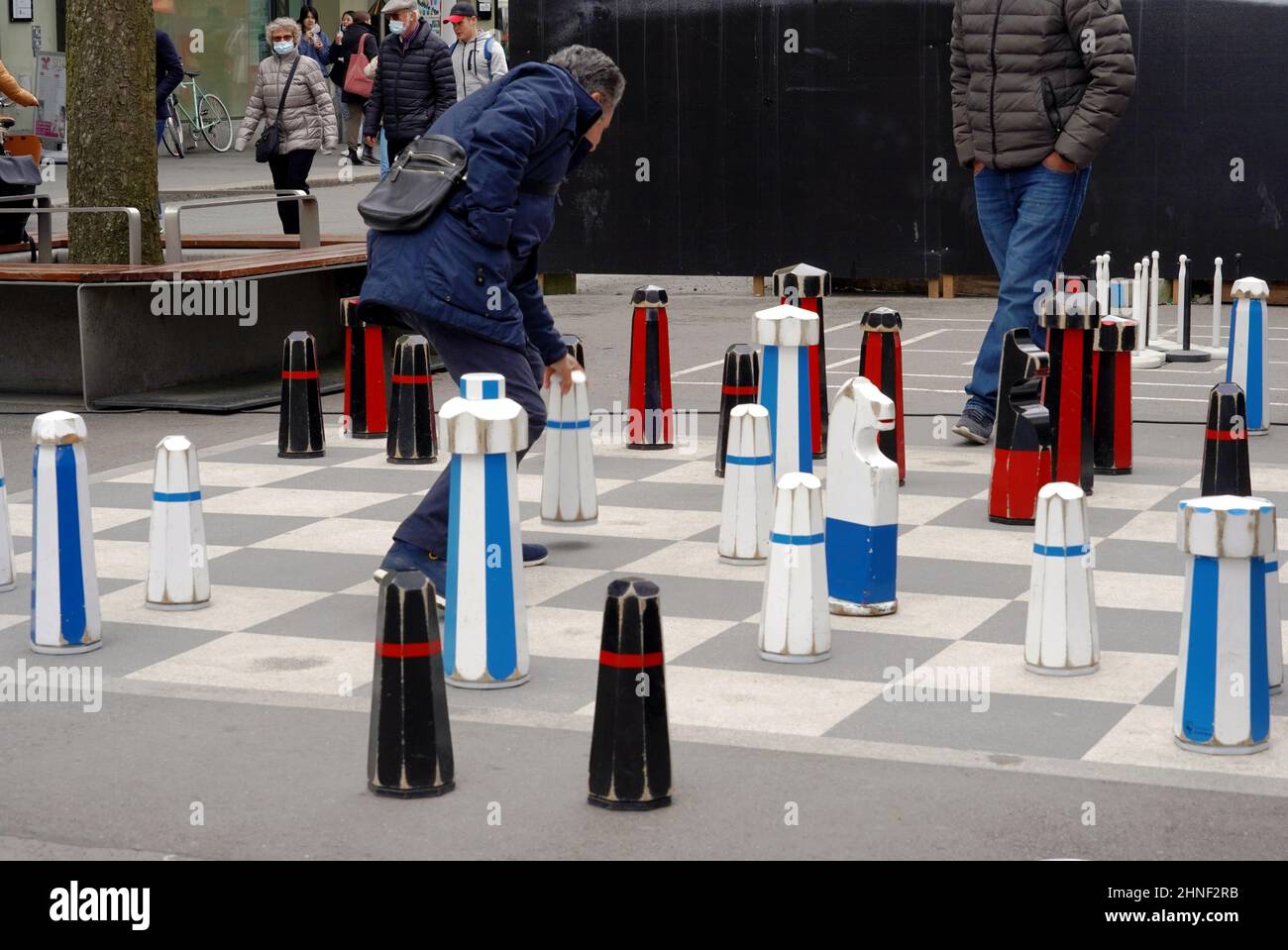 Rue d'échecs dans le centre-ville de Berne. Il y a des chiffres répartis sur tout le tableau. Banque D'Images