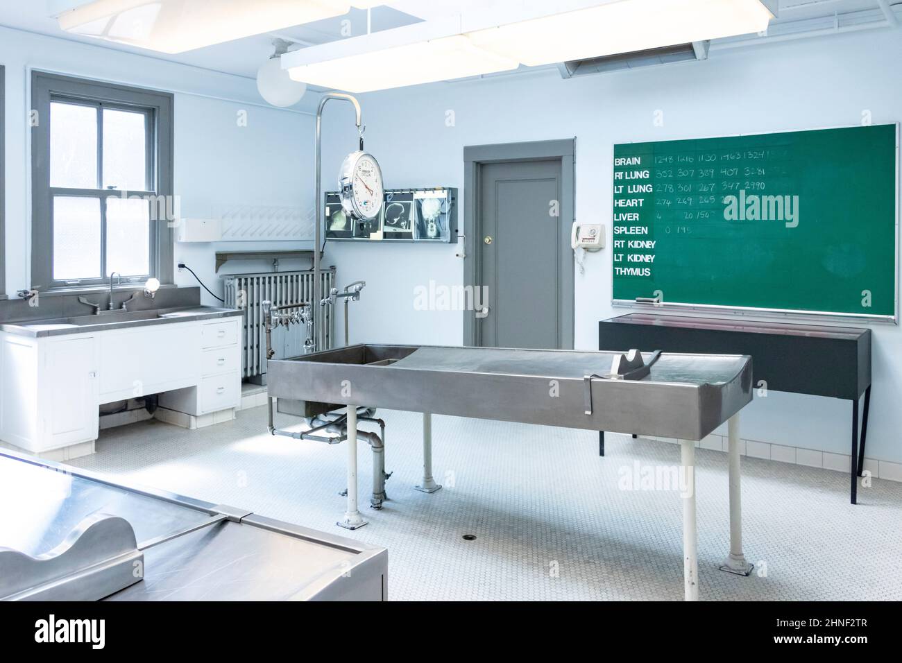 morgue ou morgue avec des tables cliniques en acier inoxydable où des auotopsies sont effectuées Banque D'Images