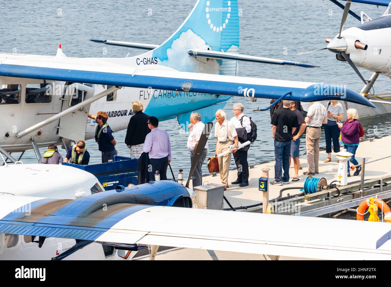 Passagers se lançant dans un avion de mer de marque Harbour à Vancouver Harbour Flight Centre Colombie-Britannique Canada Banque D'Images