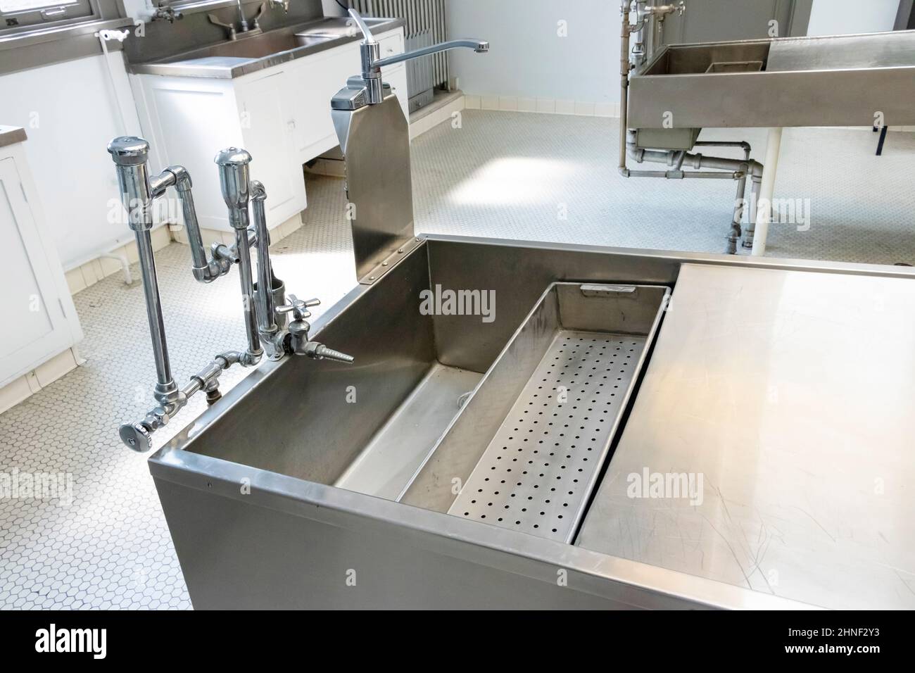 morgue ou morgue avec des tables cliniques en acier inoxydable où des auotopsies sont effectuées Banque D'Images