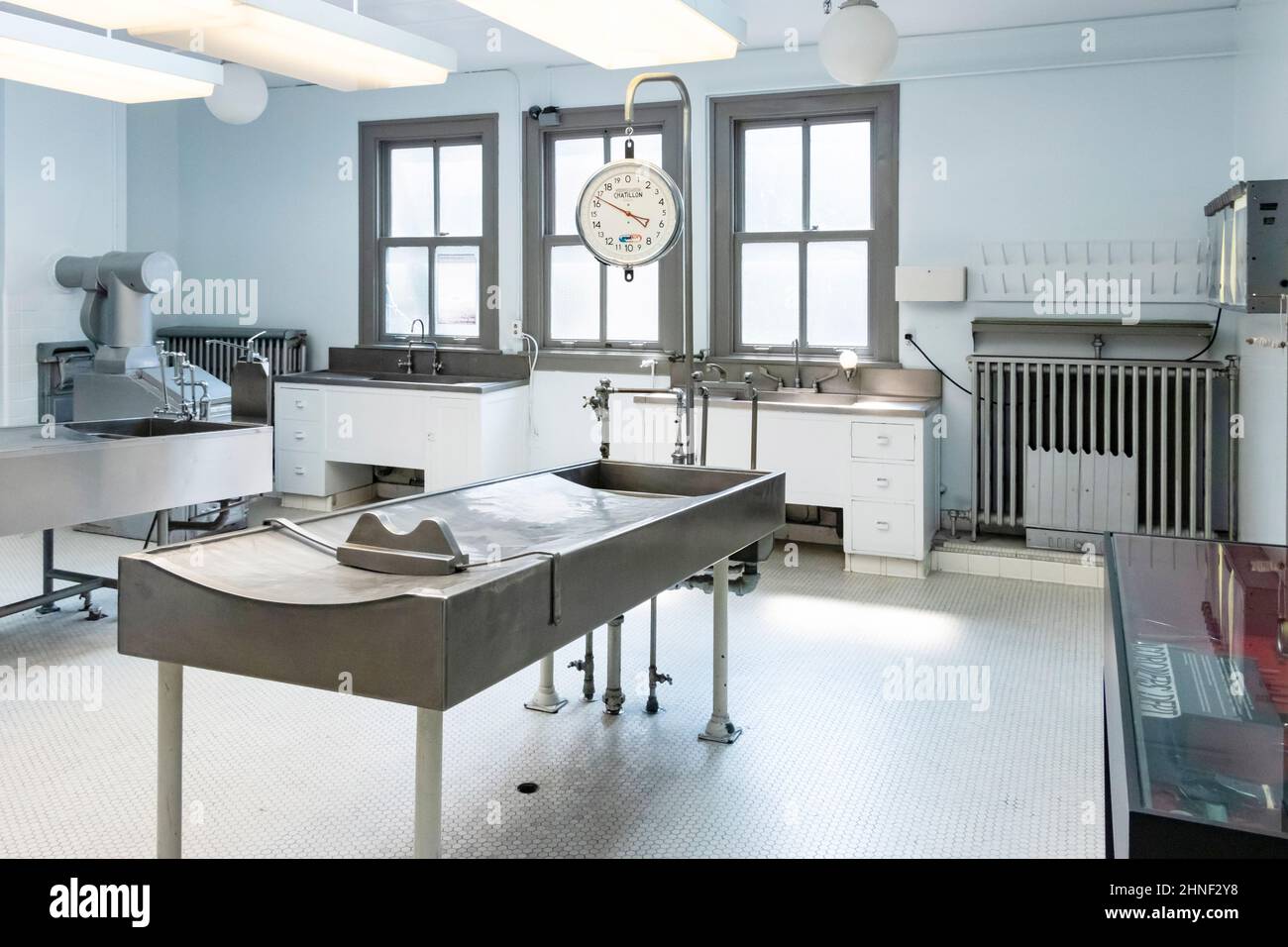 morgue ou morgue avec des tables cliniques en acier inoxydable où des auotopsies sont effectuées Banque D'Images
