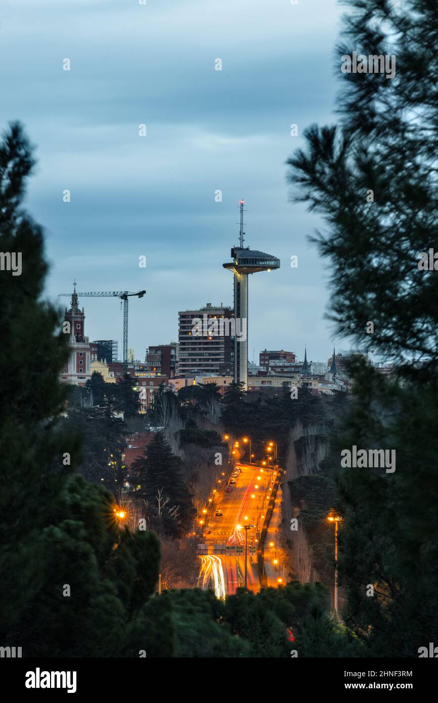 Sentier de lumières menant à Madrid Faro de Moncloa au crépuscule, vu du parc public Casa de Campo. Banque D'Images