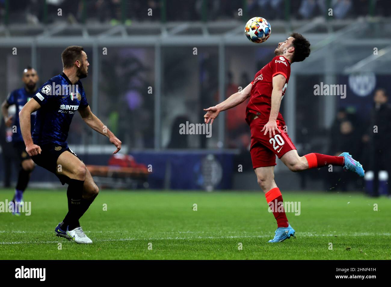 Diogo Jota de Liverpool (à droite) en action lors de la manche de la Ligue des champions de l'UEFA lors du match de 16 premières jambes au San Siro, Milan. Date de la photo: Mercredi 16 février 2022. Banque D'Images