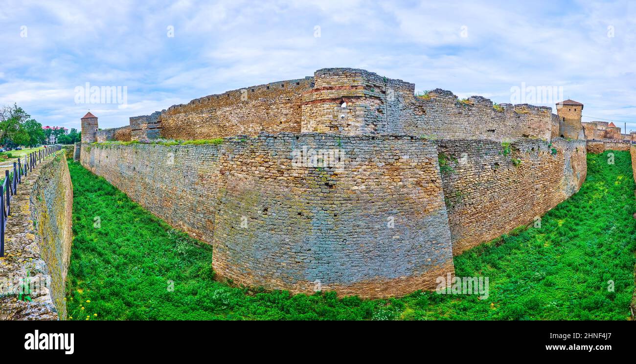 Vue panoramique sur les murs extérieurs, les tours et une grande muraille de la forteresse historique d'Akkerman, Bilhorod-Dnistrovskyi, Ukraine Banque D'Images