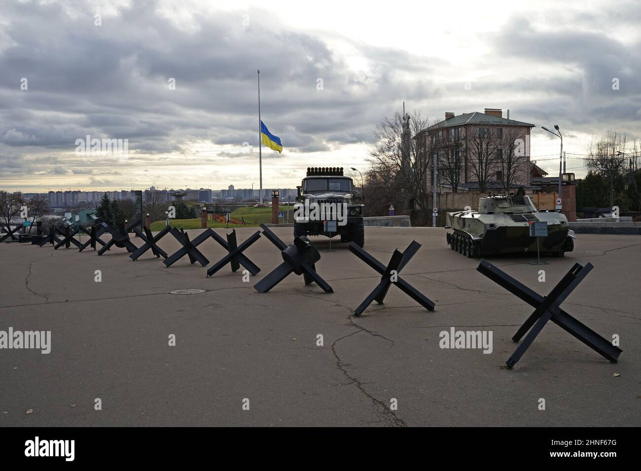 Kiev, Ukraine - novembre 22 2021 : armes de guerre, chars et transporteurs ukrainiens et russes exposés devant le poste du drapeau Banque D'Images
