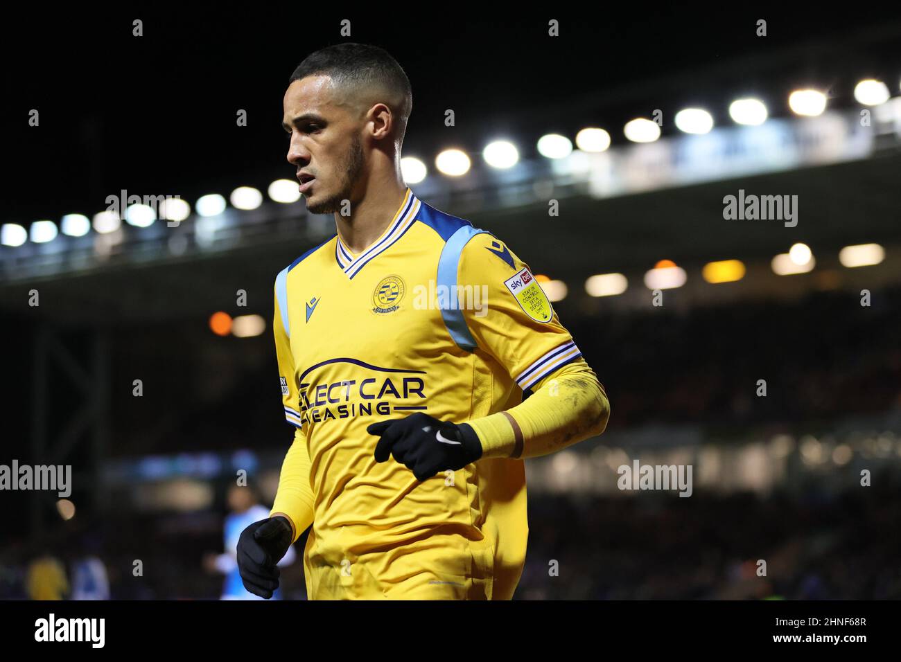 PETERBOROUGH, ROYAUME-UNI. FÉV 16TH. Tom Ince of Reading vient prendre un virage lors du match de championnat Sky Bet entre Peterborough United et Reading au Weston Homes Stadium, à Peterborough, le mercredi 16th février 2022. (Crédit : James HolyOak | MI News) crédit : MI News & Sport /Alay Live News Banque D'Images