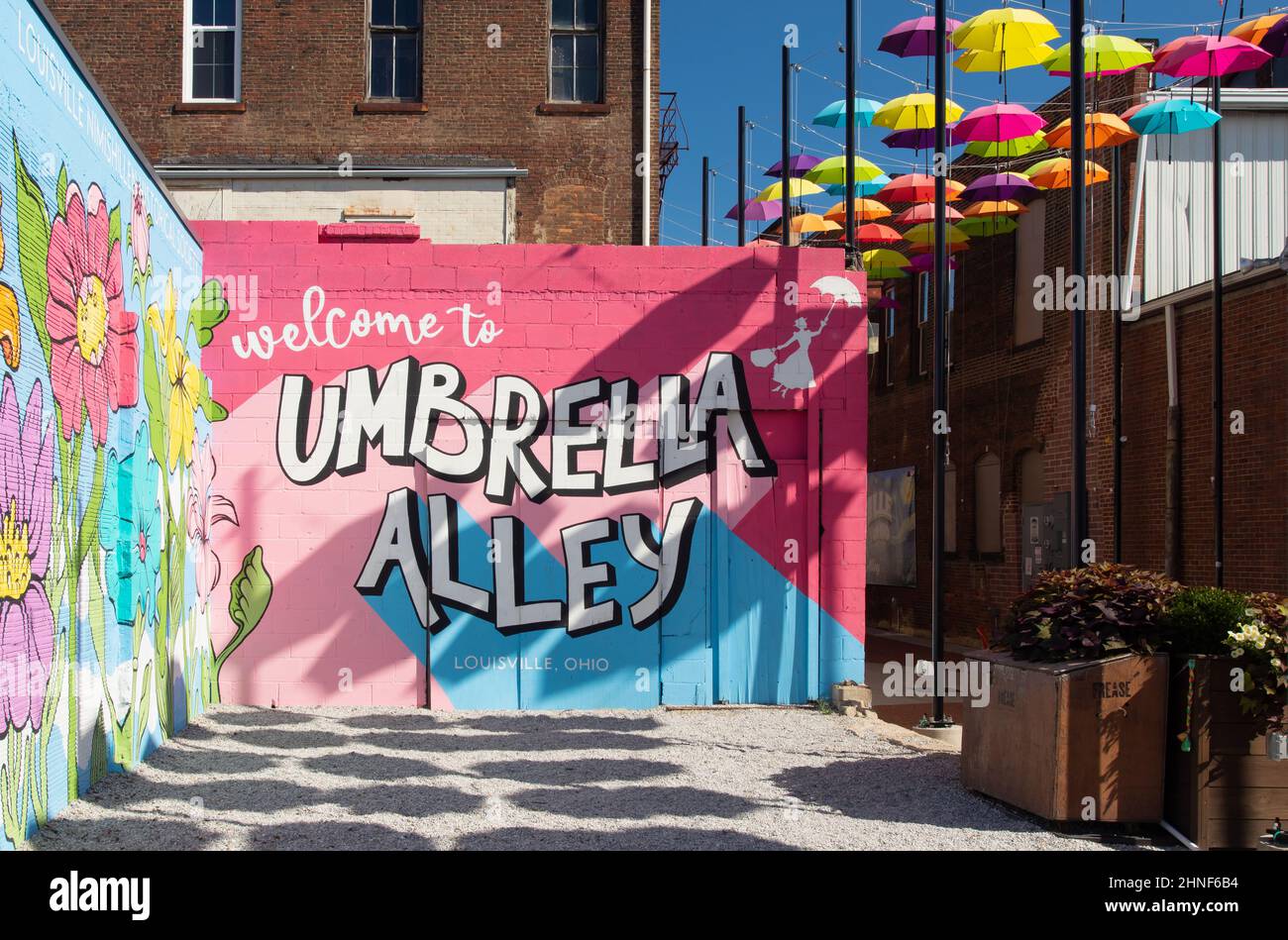 Allée parapluie. Une exposition artistique colorée de parasols suspendus. Louisville, Ohio, États-Unis. Banque D'Images