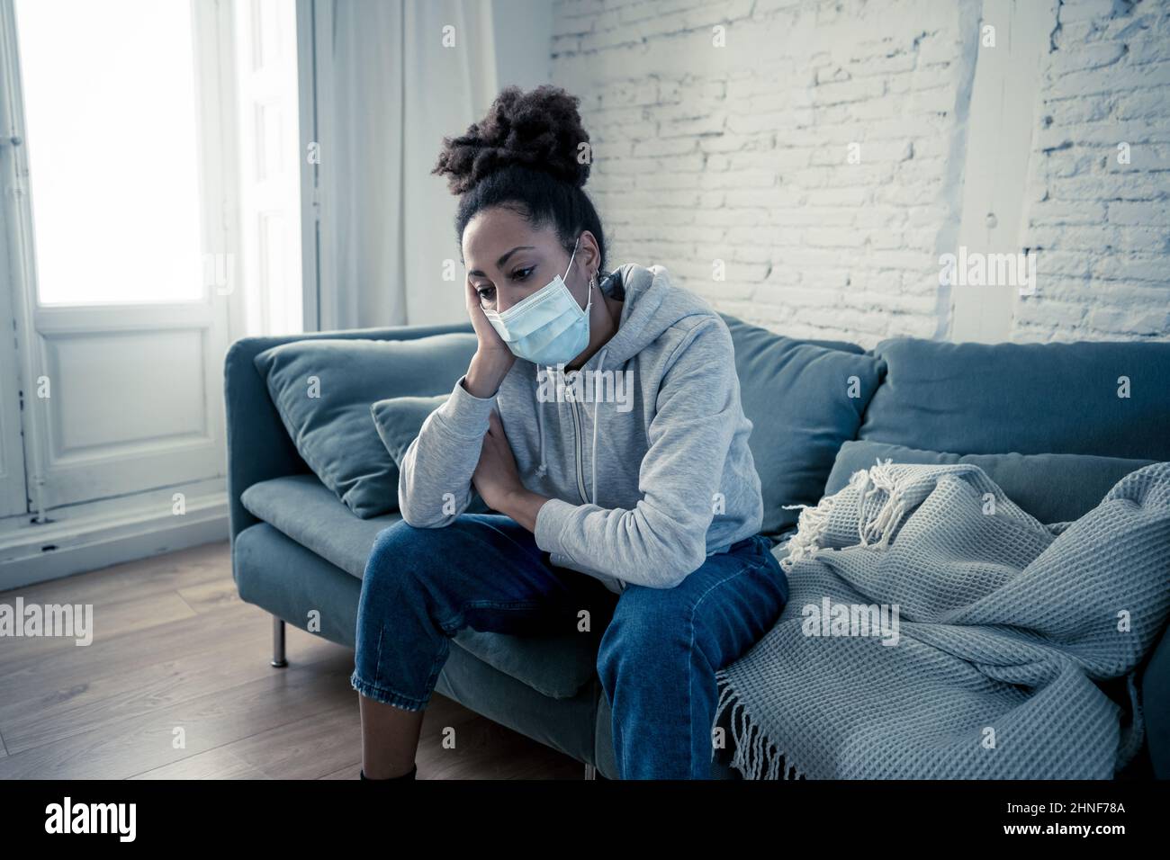 Femme africaine déprimée avec une expression triste, des maux de tête et une dépression se sentant désespérément à la maison. Afro-américain adolescent ou beau noir jeune femme très Banque D'Images