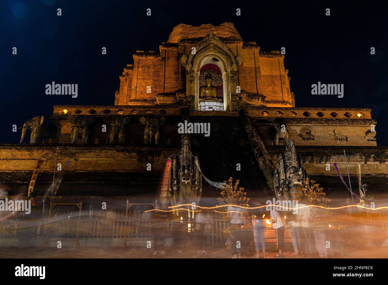 Chiang Mai, Thaïlande. 16th févr. 2022. Les thaïlandais qui tiennent des fleurs et des bougies allumées pour les prières marchent dans un cercle procession autour de la pagode pour marquer le jour de Makha Bucha au Temple Wat Chedi Luang.Makha Bucha, Un jour de l'Assemblée quadruple est l'un des jours les plus saints bouddhistes célébrés sur la pleine nuit de lune du troisième mois lunaire pour commémorer le jour que le Seigneur Bouddha a donné le premier sermon sur l'essence du bouddhisme à ses disciples de moine ordonnés de 1 250 spontanément rassemblés sans an rendez-vous. Crédit : SOPA Images Limited/Alamy Live News Banque D'Images