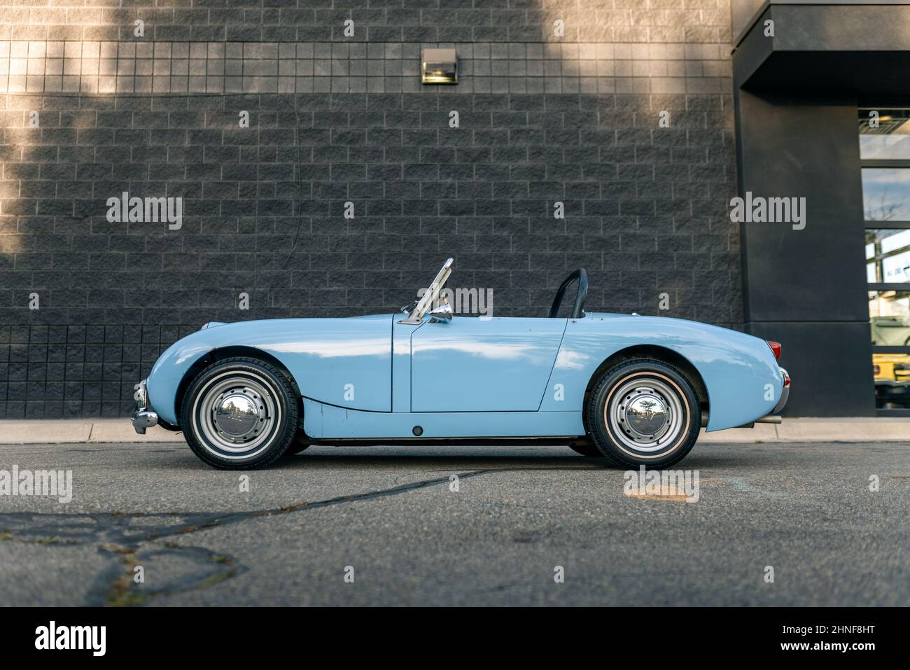 Voiture de sport britannique d'époque, coupé cabriolet bleu Banque D'Images