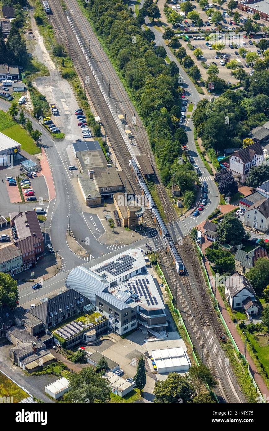 Vue aérienne, centre-ville et rénovation des voies au croisement de la gare de Bönen dans le quartier de Borgholz à Bönen, barrières fermées au niveau du GL Banque D'Images