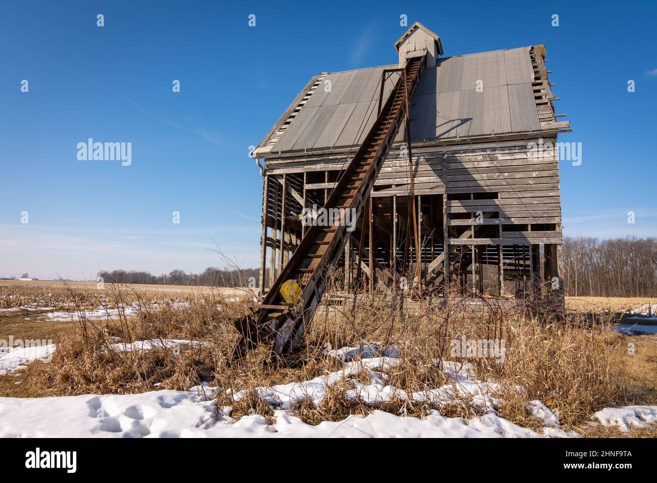 Ancienne grange et convoyeur abandonnés. Comté de LaSalle, Illinois, États-Unis. Banque D'Images