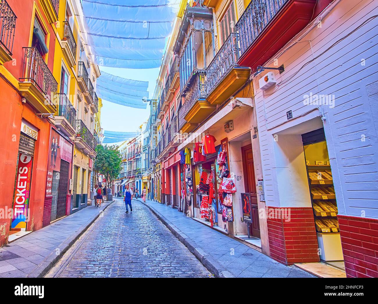 SÉVILLE, ESPAGNE - 29 SEPT, 2019: Les lignes d'édifices anciens avec des magasins et des cafés, s'étendant le long de la rue Hernando Colon, le sept à Séville Banque D'Images