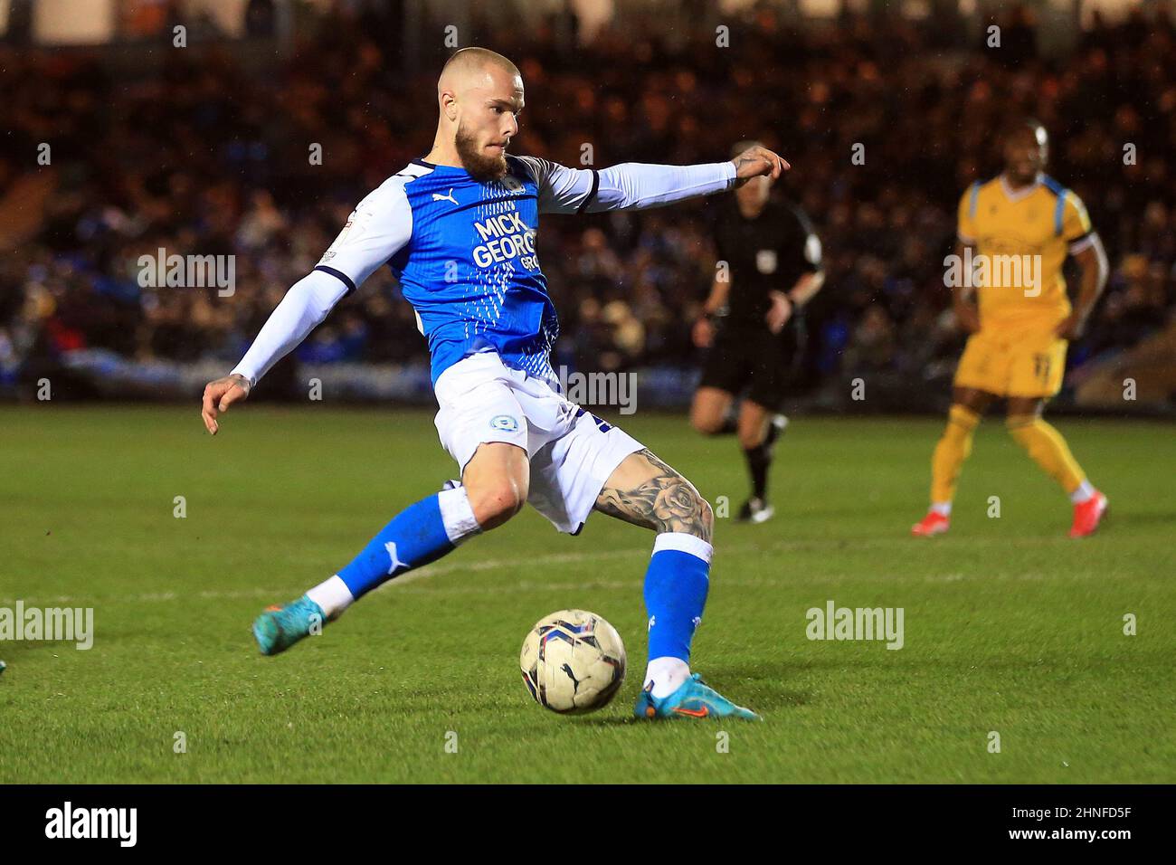 Peterborough, Royaume-Uni. 16th févr. 2022. Joe Ward, de Peterborough United, prend un coup de feu au but. Match de championnat EFL Skybet, Peterborough Utd v Reading au Weston Homes Stadium de Peterborough, le mercredi 16th février 2022. Cette image ne peut être utilisée qu'à des fins éditoriales. Utilisation éditoriale uniquement, licence requise pour une utilisation commerciale. Aucune utilisation dans les Paris, les jeux ou les publications d'un seul club/ligue/joueur. photo par Steffan Bowen/Andrew Orchard sports photographie/Alay Live news crédit: Andrew Orchard sports photographie/Alay Live News Banque D'Images