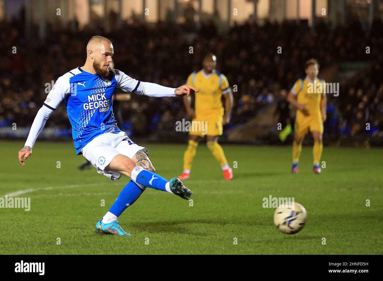 Peterborough, Royaume-Uni. 16th févr. 2022. Joe Ward, de Peterborough United, prend un coup de feu au but. Match de championnat EFL Skybet, Peterborough Utd v Reading au Weston Homes Stadium de Peterborough, le mercredi 16th février 2022. Cette image ne peut être utilisée qu'à des fins éditoriales. Utilisation éditoriale uniquement, licence requise pour une utilisation commerciale. Aucune utilisation dans les Paris, les jeux ou les publications d'un seul club/ligue/joueur. photo par Steffan Bowen/Andrew Orchard sports photographie/Alay Live news crédit: Andrew Orchard sports photographie/Alay Live News Banque D'Images