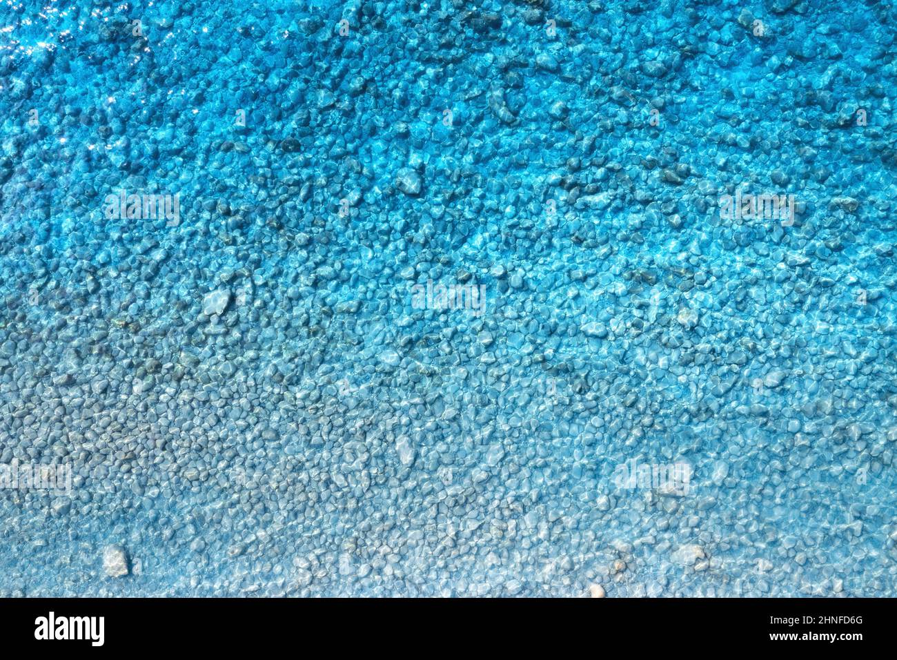 Fond marin. Vue aérienne de la mer bleu clair, pierres dans l'eau Banque D'Images