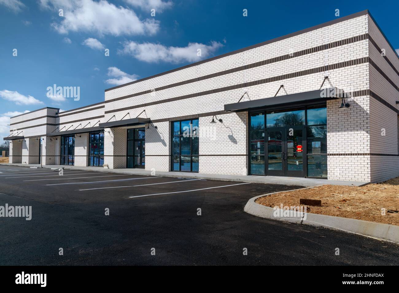 Photo horizontale du nouveau centre commercial de magasins de détail en construction. Banque D'Images