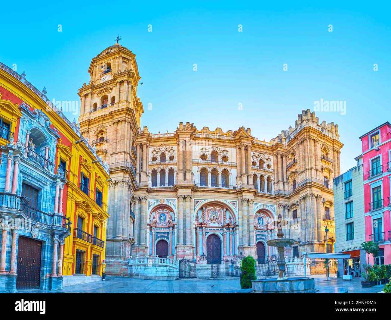 Panorama de la place Plaza Obispo avec l'exceptionnelle cathédrale d'Incarnation, la vieille fontaine et la façade du Palais de l'évêque, Malaga, Espagne Banque D'Images