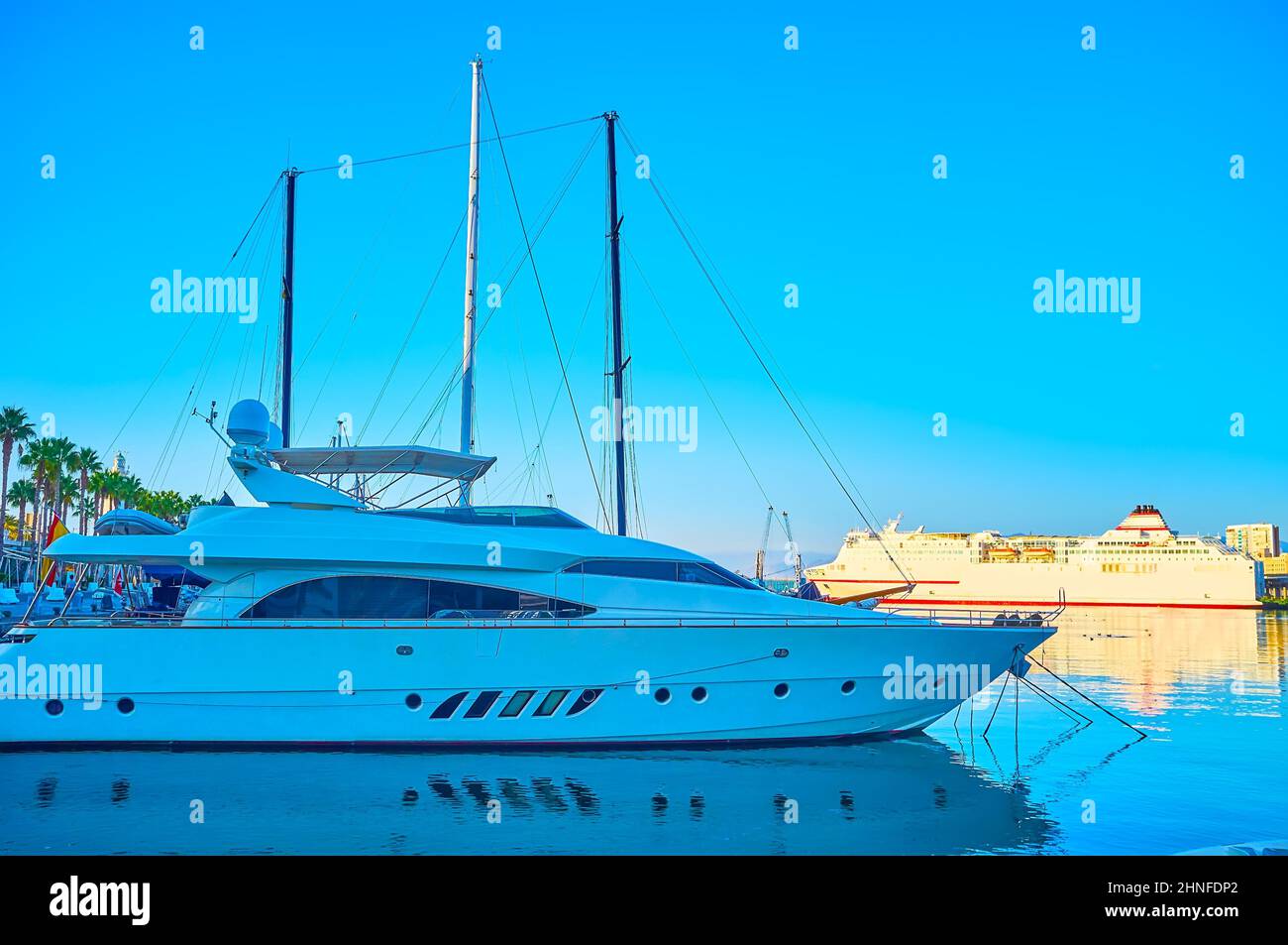 Le paysage marin avec des yachts modernes et des paquebots de croisière, amarrés dans le port de Malaga, Espagne Banque D'Images