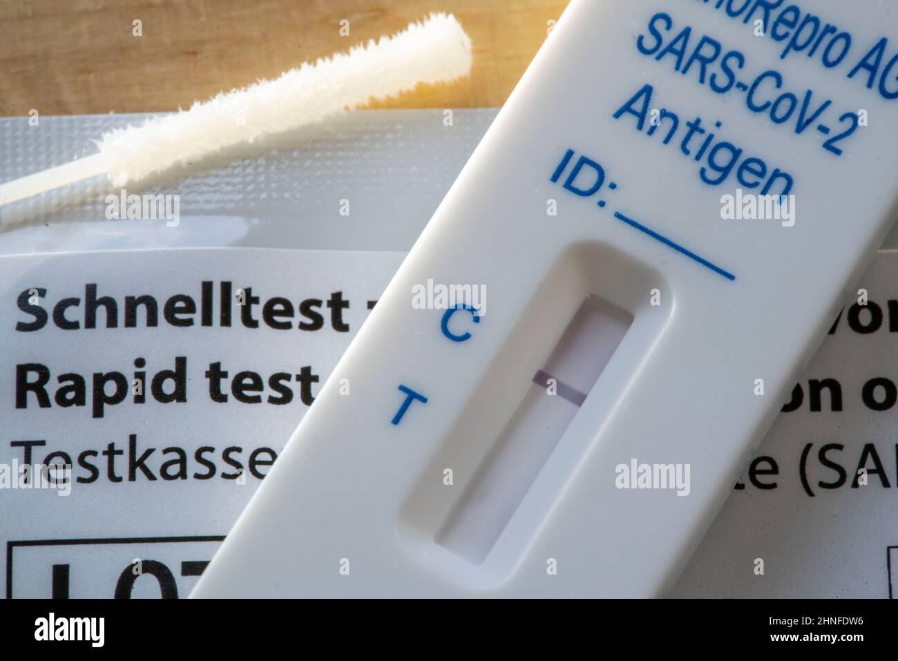 Test rapide de l'antigène de Corona négatif, test d'auto-test, pour la détection de l'infection par le COV-2 du SRAS, résultat du test négatif, Banque D'Images