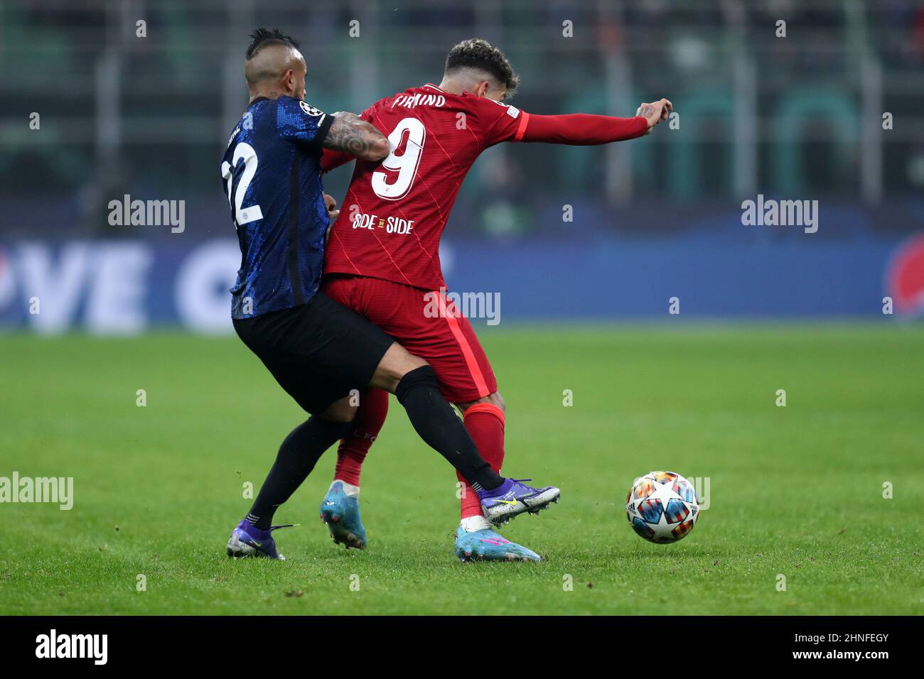 Milan, Italie . Le 16 février 2022, Arturo Vidal du FC Internazionale et Roberto Firmino du FC Liverpool se battent pour le ballon lors de la manche de la Ligue des champions de l'UEFA du 16 premier match entre le FC Internazionale et le FC Liverpool au Stadio Giuseppe Meazza le 16 février 2022 à Milan, Italie . Banque D'Images