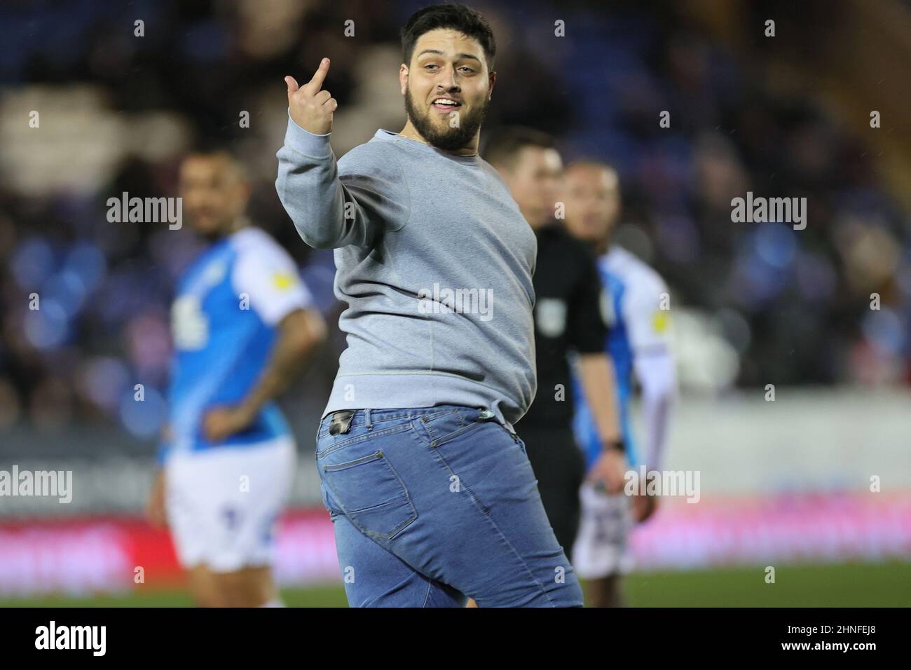 PETERBOROUGH, ROYAUME-UNI. FÉV 16TH. (NOTE AUX ÉDITEURS : l'image inclut la folie) Un geste de envahisseur de terrain pendant le match du championnat Sky Bet entre Peterborough United et Reading au Weston Homes Stadium, Peterborough, le mercredi 16th février 2022. (Crédit : James HolyOak | MI News) crédit : MI News & Sport /Alay Live News Banque D'Images