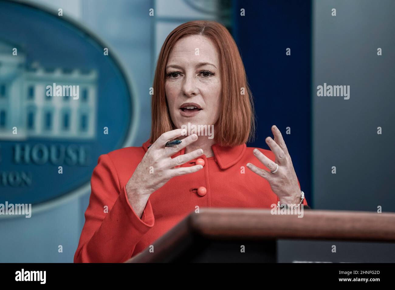 Washington, Vereinigte Staaten. 16th févr. 2022. Jen Psaki, Attaché de presse de la Maison Blanche, prend la parole au cours d'un briefing quotidien à la salle de presse de la Maison Blanche de James S. Brady, le 16 février 2022. Ken Cedeno/via CNP/dpa/Alay Live News Banque D'Images