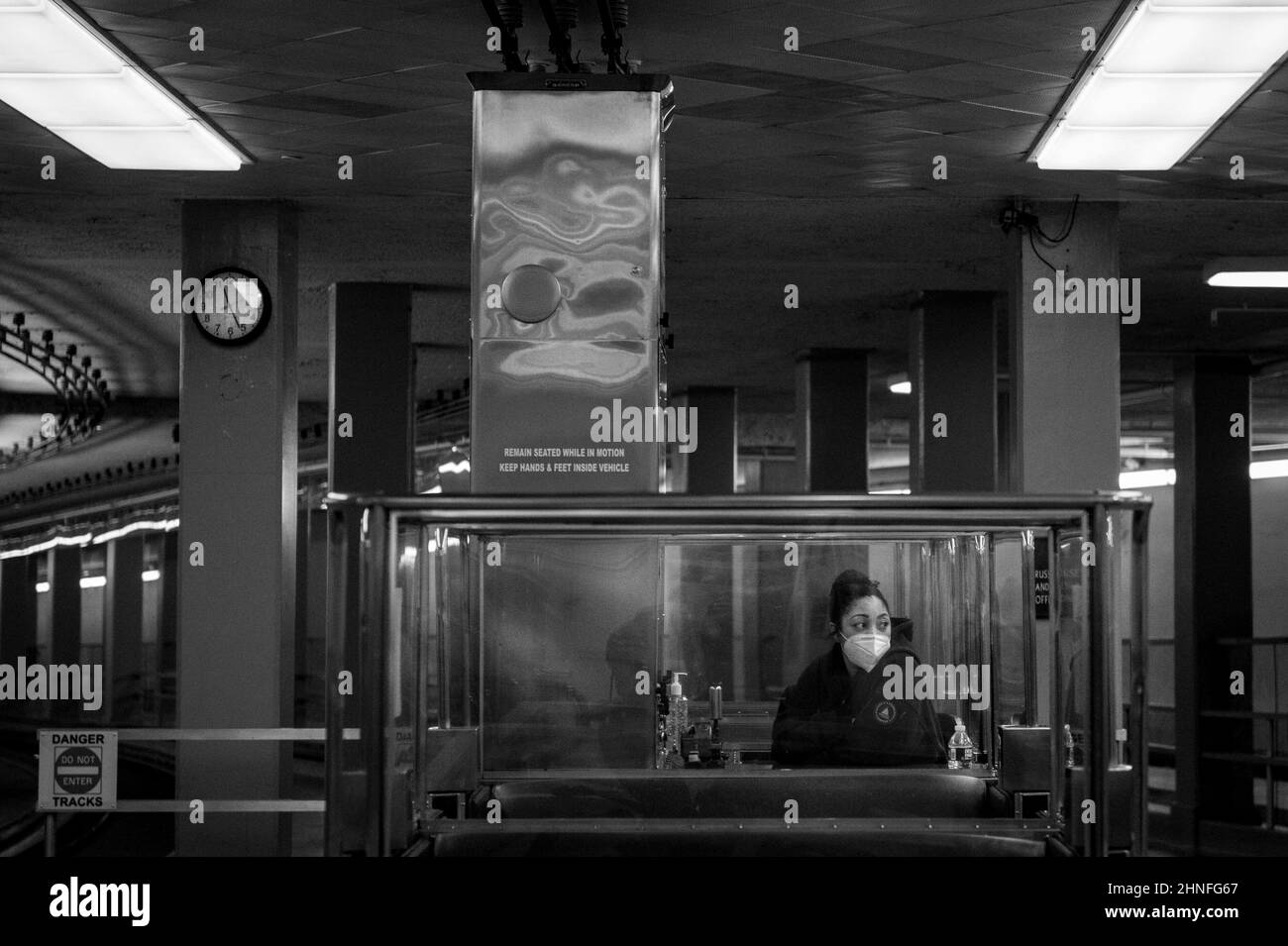 Washington, Vereinigte Staaten. 16th févr. 2022. Un opérateur de train attend les passagers dans le métro du Sénat lors d'un vote au Capitole des États-Unis à Washington, DC, le mercredi 16 février 2022. Credit: Rod Lamkey/CNP/dpa/Alay Live News Banque D'Images