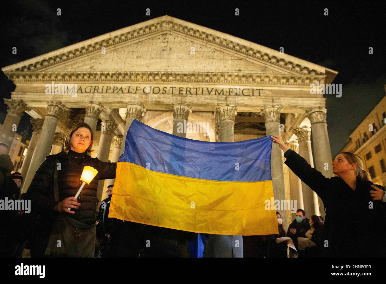 Rome, Italie. 15th févr. 2022. FLASHMOB ''#nowar'' avec une procession aux flambeaux devant le Panthéon de Rome pour la paix en Ukraine (Credit image: © Matteo Nardone/Pacific Press via ZUMA Press Wire) Banque D'Images