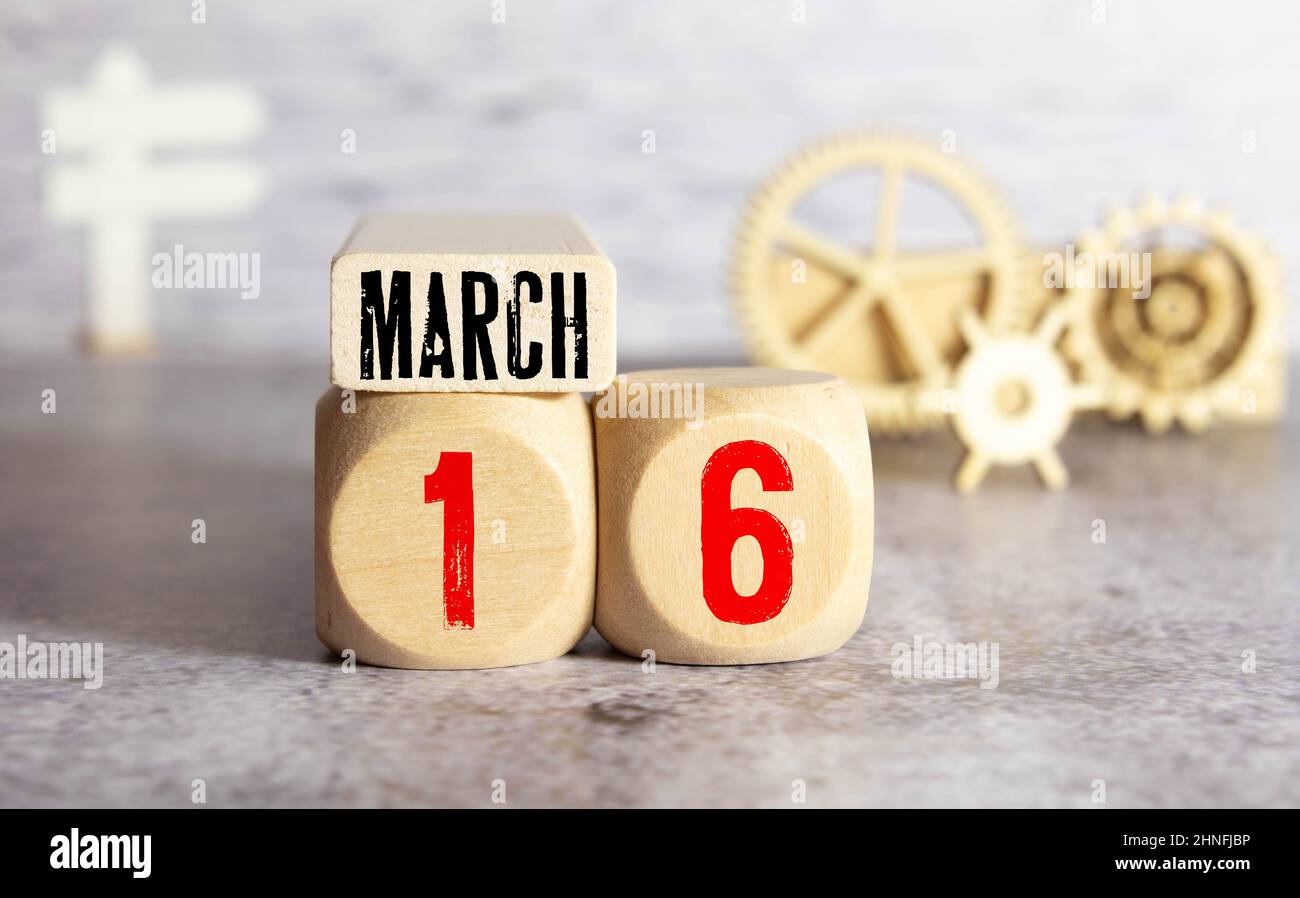 Mars 16th. Jour 16 du mois, calendrier quotidien sur fond de table en bois. Jour de printemps, espace vide pour le texte. Banque D'Images