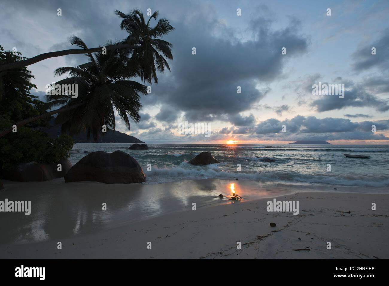 Coucher de soleil sur la plage de beau Vallon, Mahé, Seychelles Banque D'Images