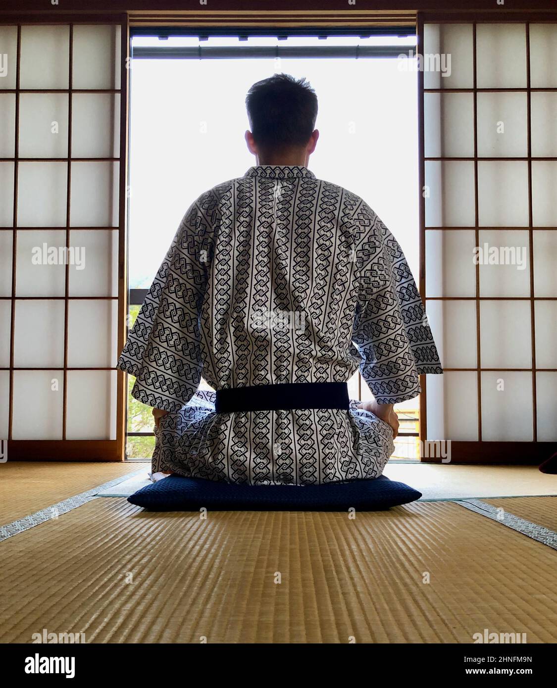 Jeune homme dans un kimono de derrière, méditant, dans une maison japonaise traditionnelle, Yamanouchi, préfecture de Nagano, île Honshu, Japon Banque D'Images