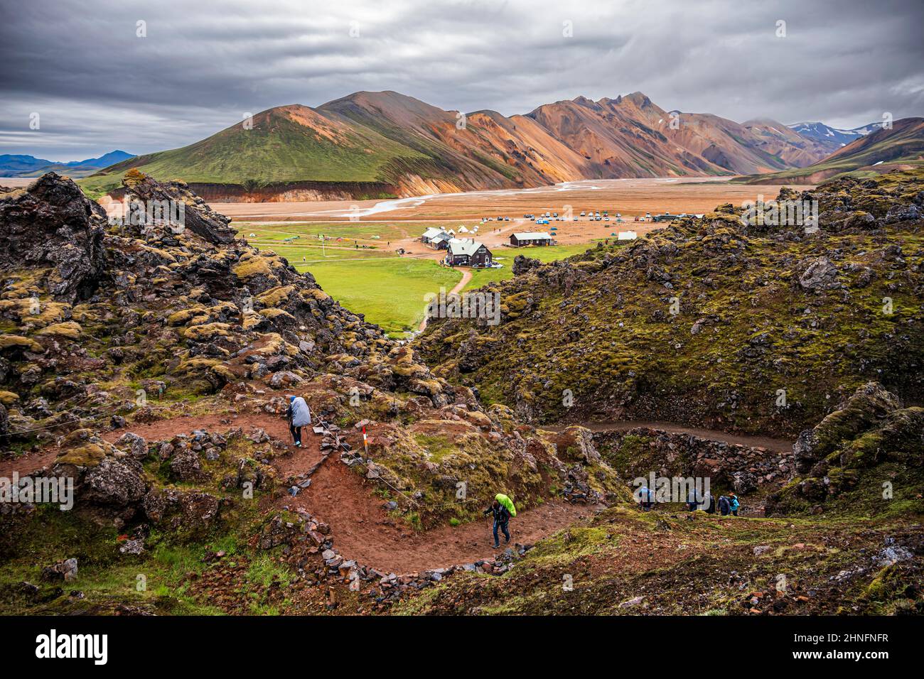 Randonneurs sur un sentier de randonnée, Camp Landmannalaugar à l'arrière, montagnes Landmannalaugar, Suourland, Islande du Sud Banque D'Images