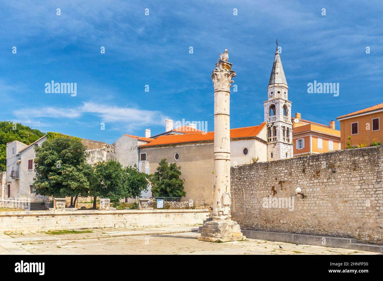 Pilier de la honte et église Saint Elias dans le centre historique de la ville de Zadar, Croatie, Europe. Banque D'Images