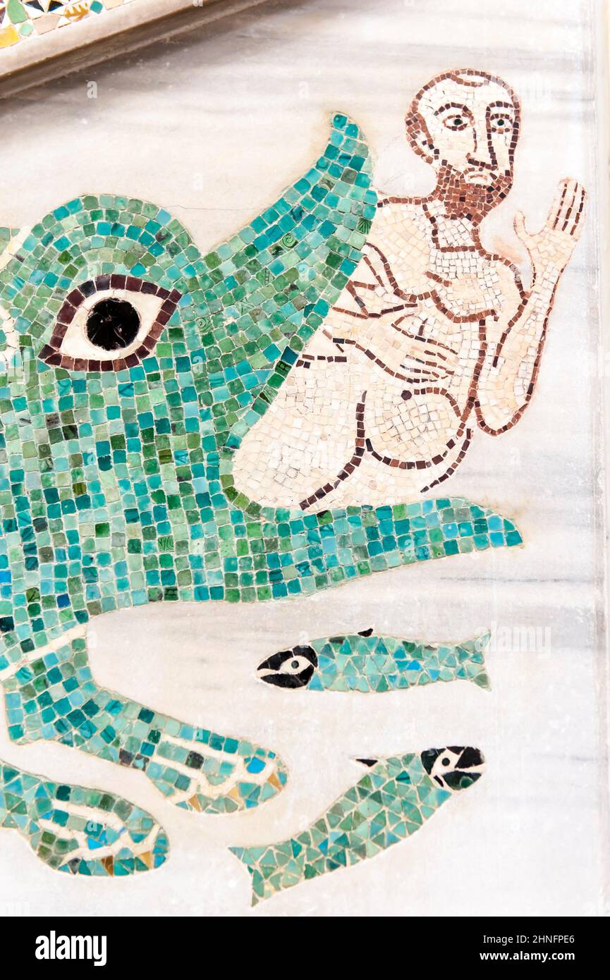 Mosaïque byzantine, dragon mythique, la baleine s'élance de Jonas, chaire romane, cathédrale Saint-Pantaléon, Duomo San Pantaleone, Ravello, Salerne Banque D'Images