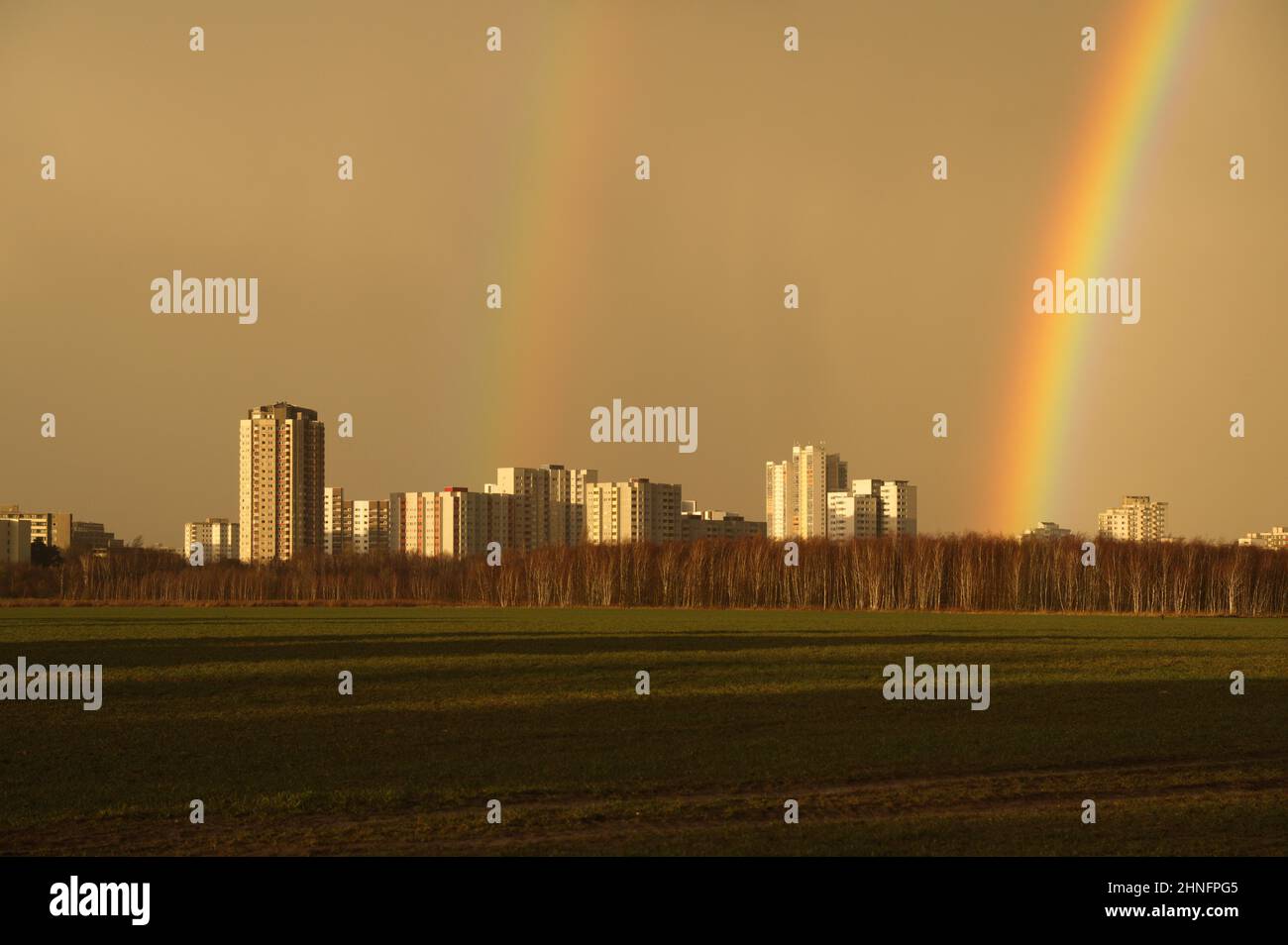 Ciel arc-en-ciel et jaune au-dessus de Gropiusstadt, Berlin, Allemagne Banque D'Images