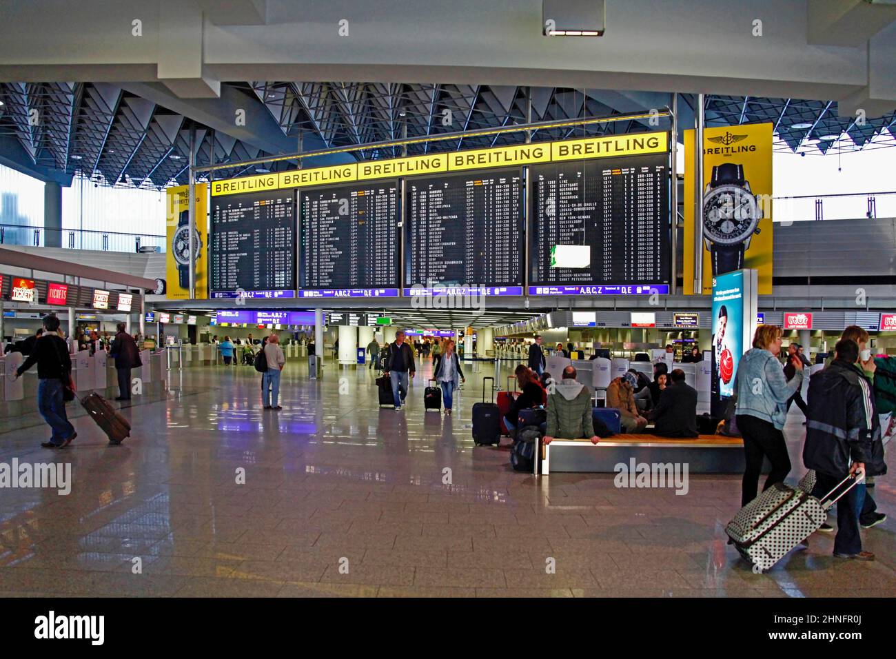 Hall des départs B, panneau d'affichage, voyageurs avec bagages, passagers, aéroport, Francfort-sur-le-main, Hesse, Allemagne Banque D'Images