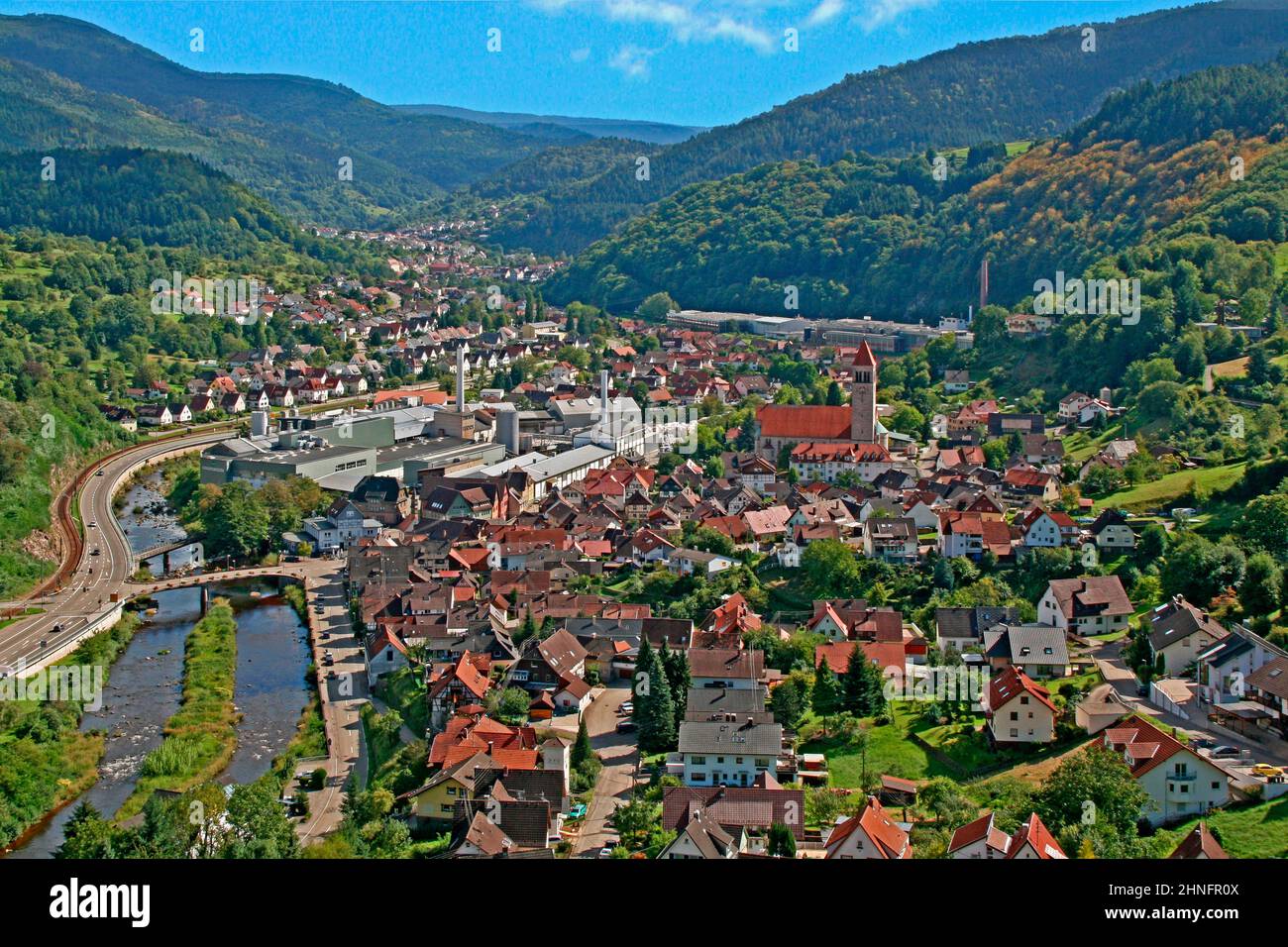 Vue sur Obertsrot et l'église du Sacré-cœur depuis la cave de vinification du château d'Eberstein, le vignoble, la région viticole, le village viticole, Gernsbach Banque D'Images