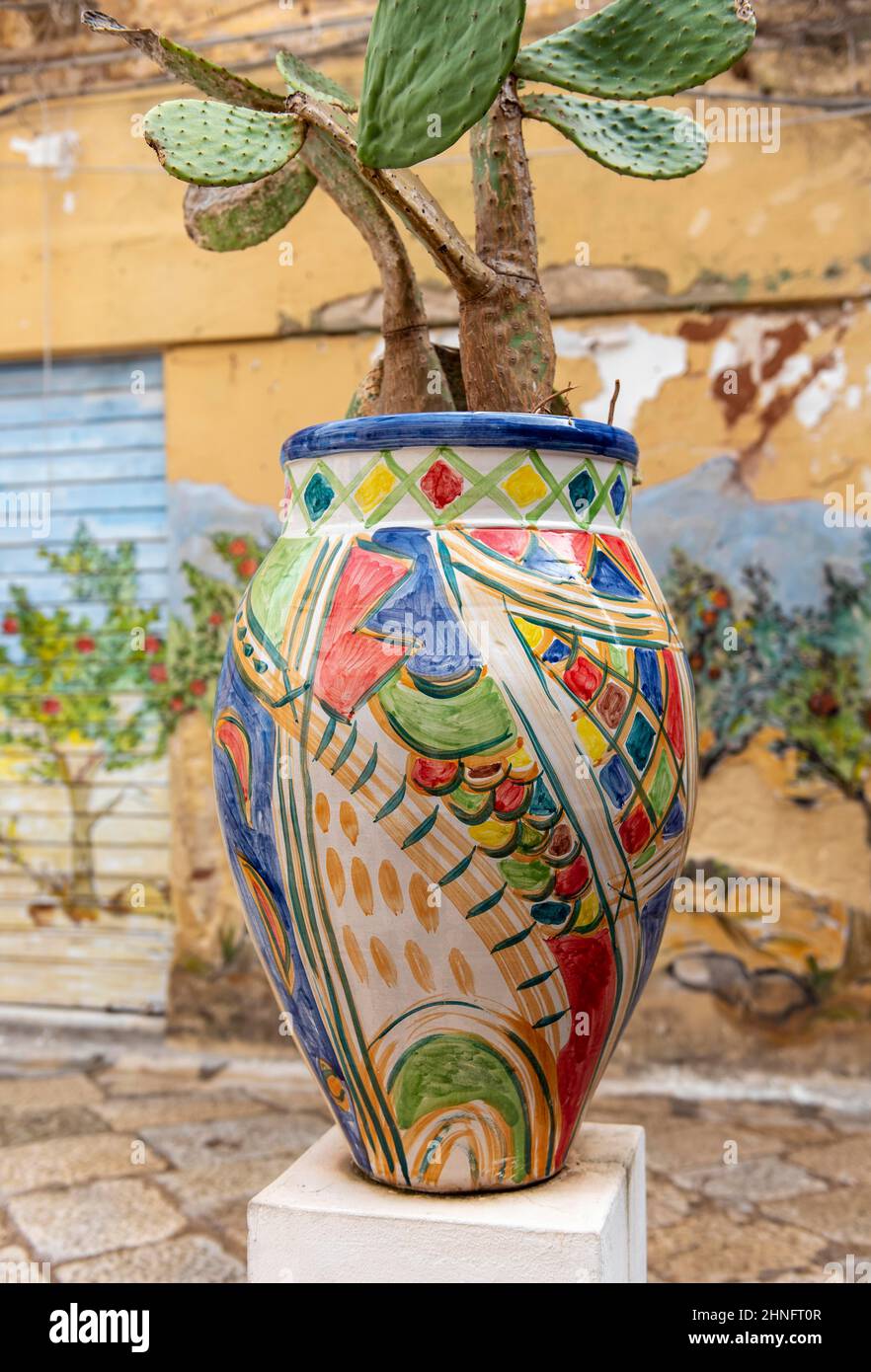 Vase peint coloré dans la rue de Kasbah Mazara del Vallo, Sicile, Italie Banque D'Images