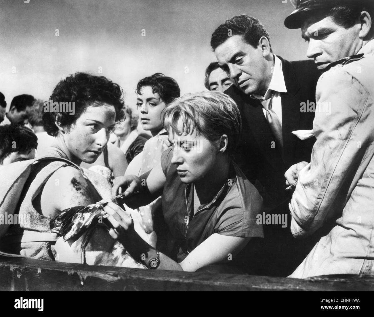 Sheila Manahan, Mai Zetterling, Eddie Byrne, Stephen Boyd, sur le tournage du film britannique, « Swen Waves Away », U.S. Title: « Abandonner le navire! », Columbia Pictures, 1957 Banque D'Images